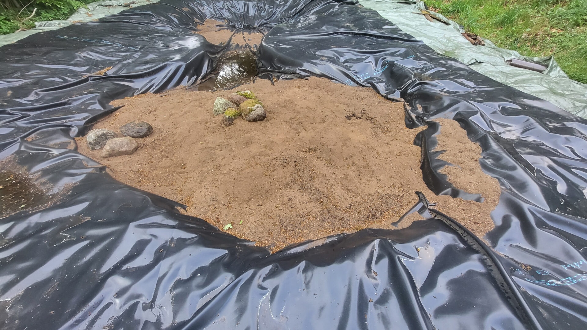 Sand har lagts på dammduken