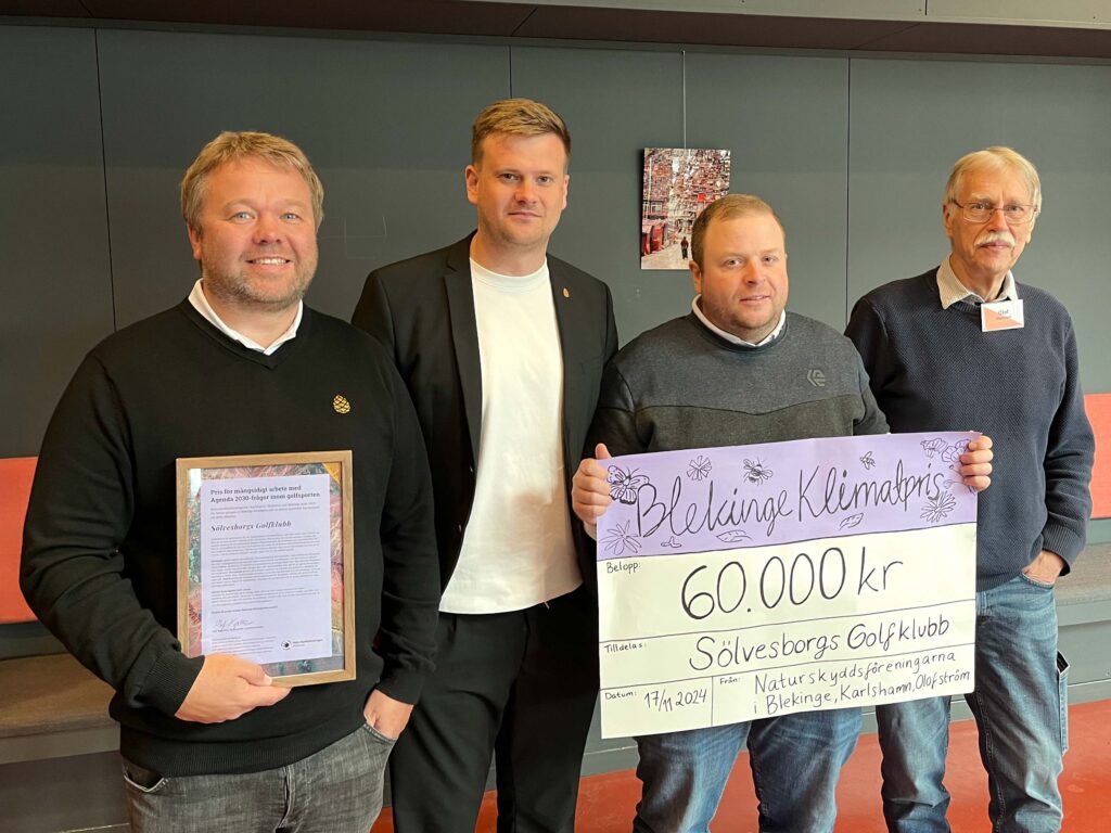 Från vänster: Sölvesborgs Golfklubb, Kristian Olsson klubbchef, Tobias Johansson kommunikation/event, Zebastian Brorsson ansvarig bana.  Längst till höger: Olof Nyström vice ordförande Blekinge Naturskyddsförening.